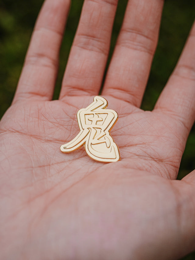 Pins doré ONI kanji