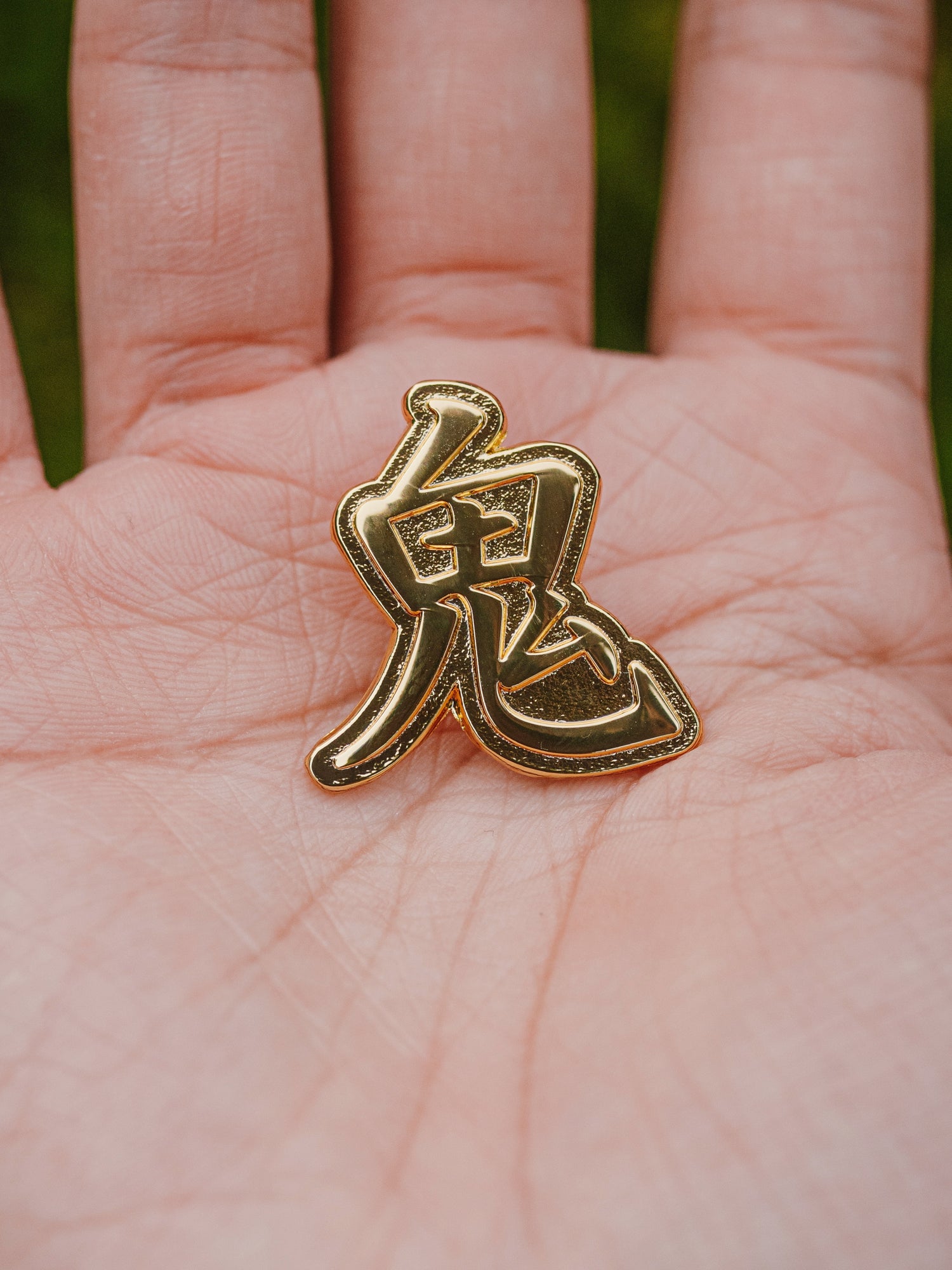 Pins doré ONI kanji
