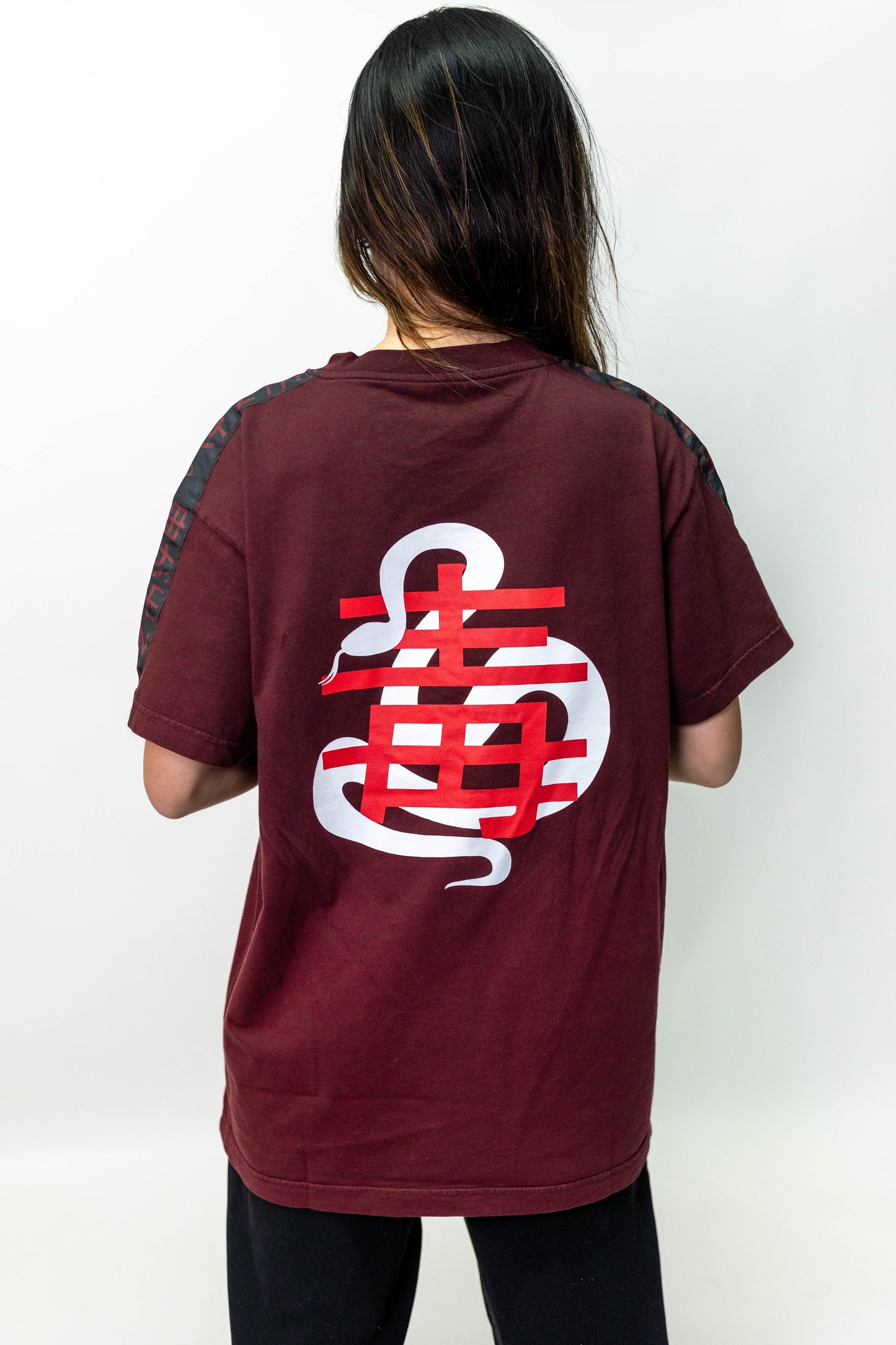 Tee shirt bordeaux impression blanche et rouge au dos