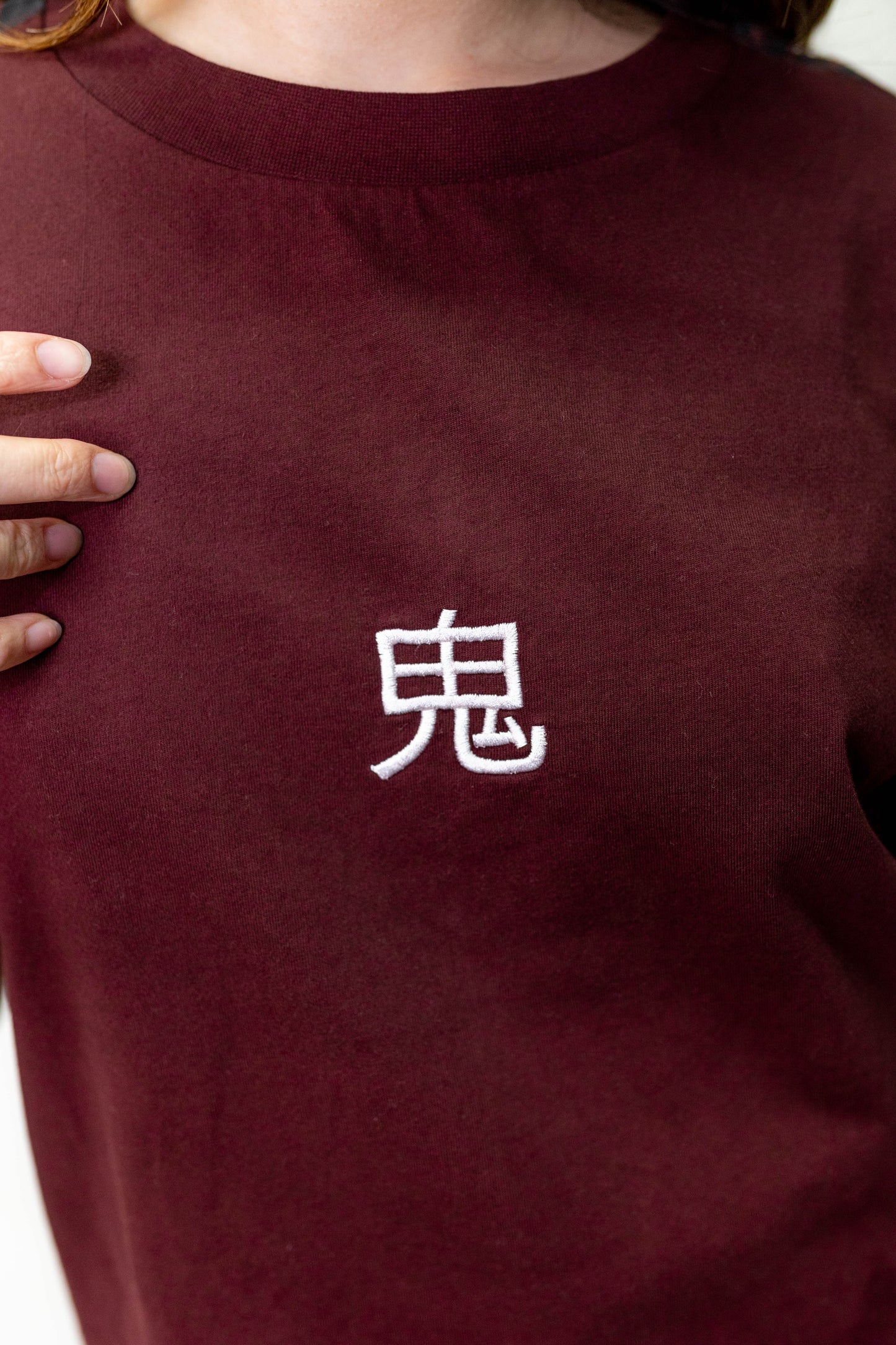Zoom sur logo blanc tee shirt bordeaux