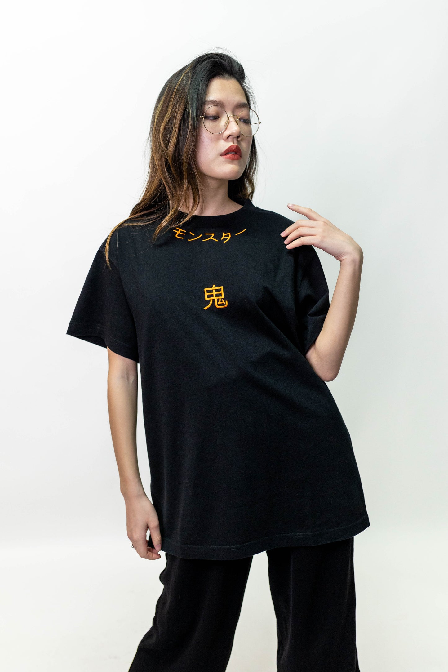 Tee shirt noir et broderies orange