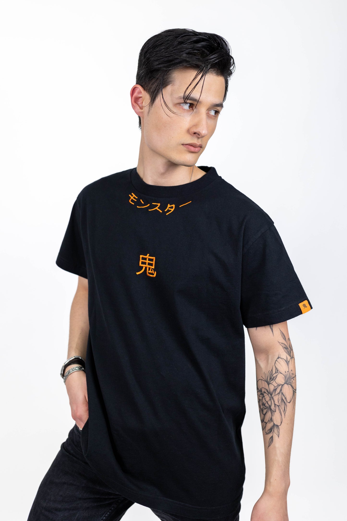 Tee shirt noir et broderies orange
