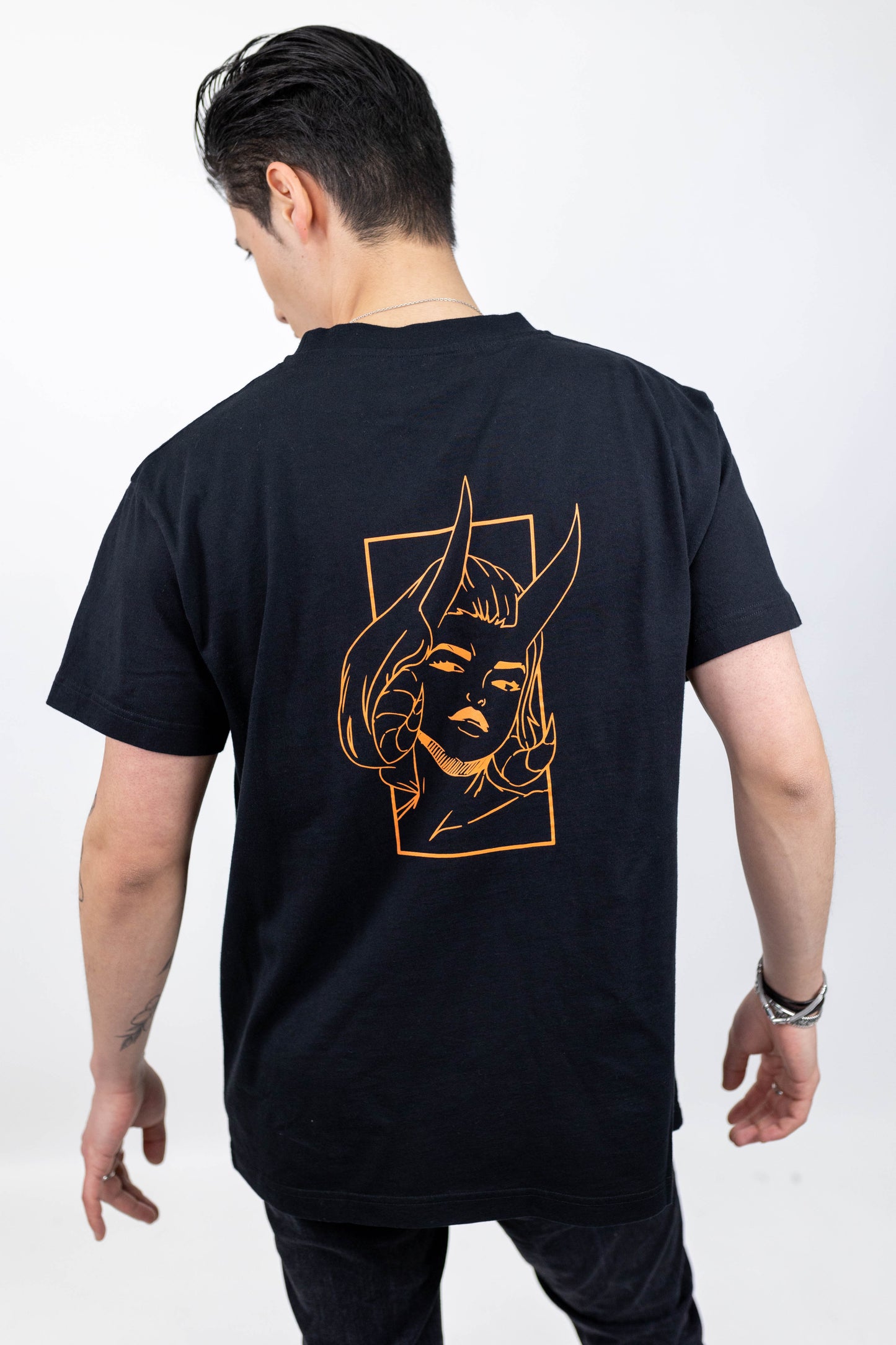 Tee Shirt noir impression orange au dos