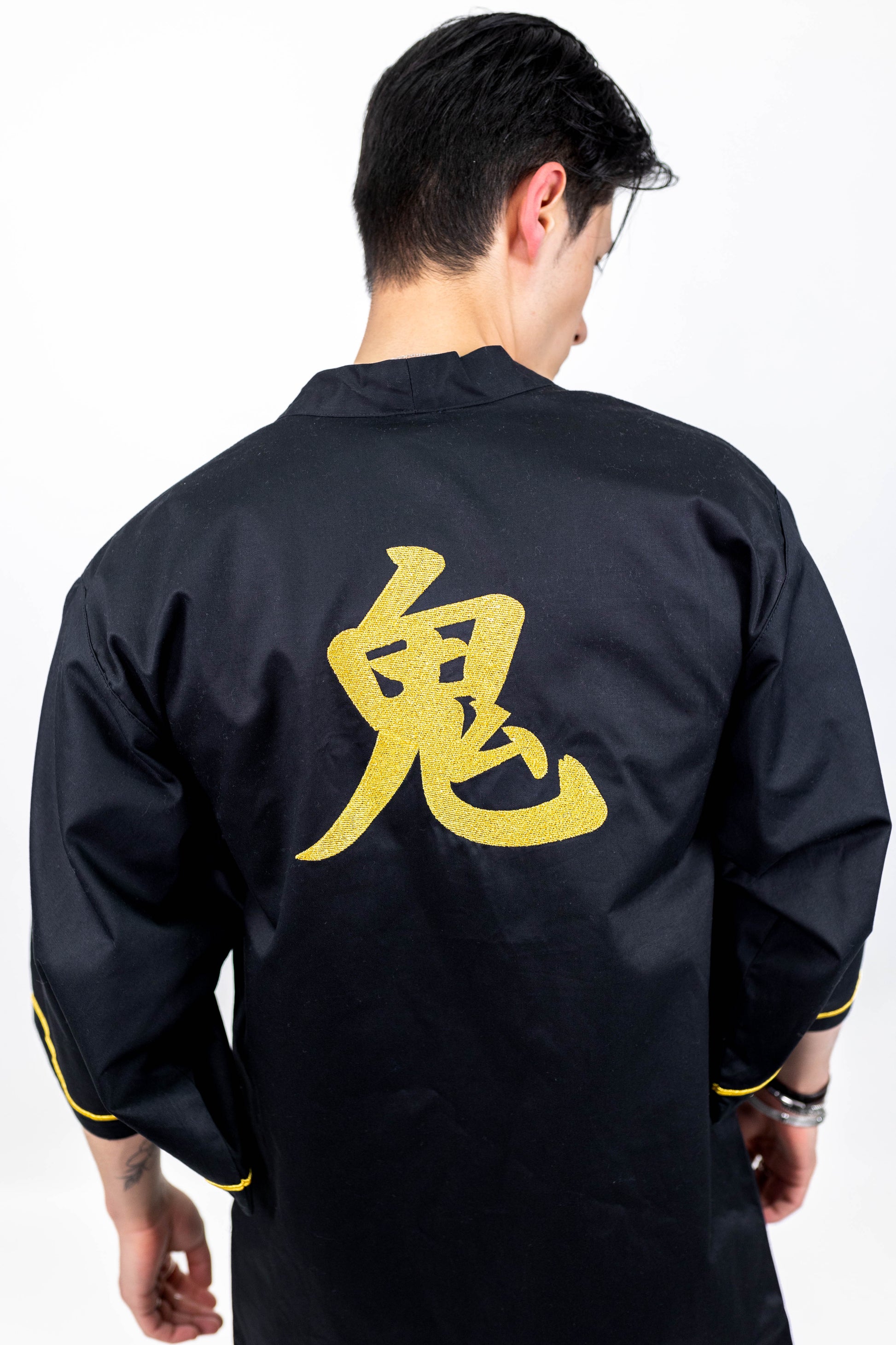Kimono long noir logo jaune dans le dos