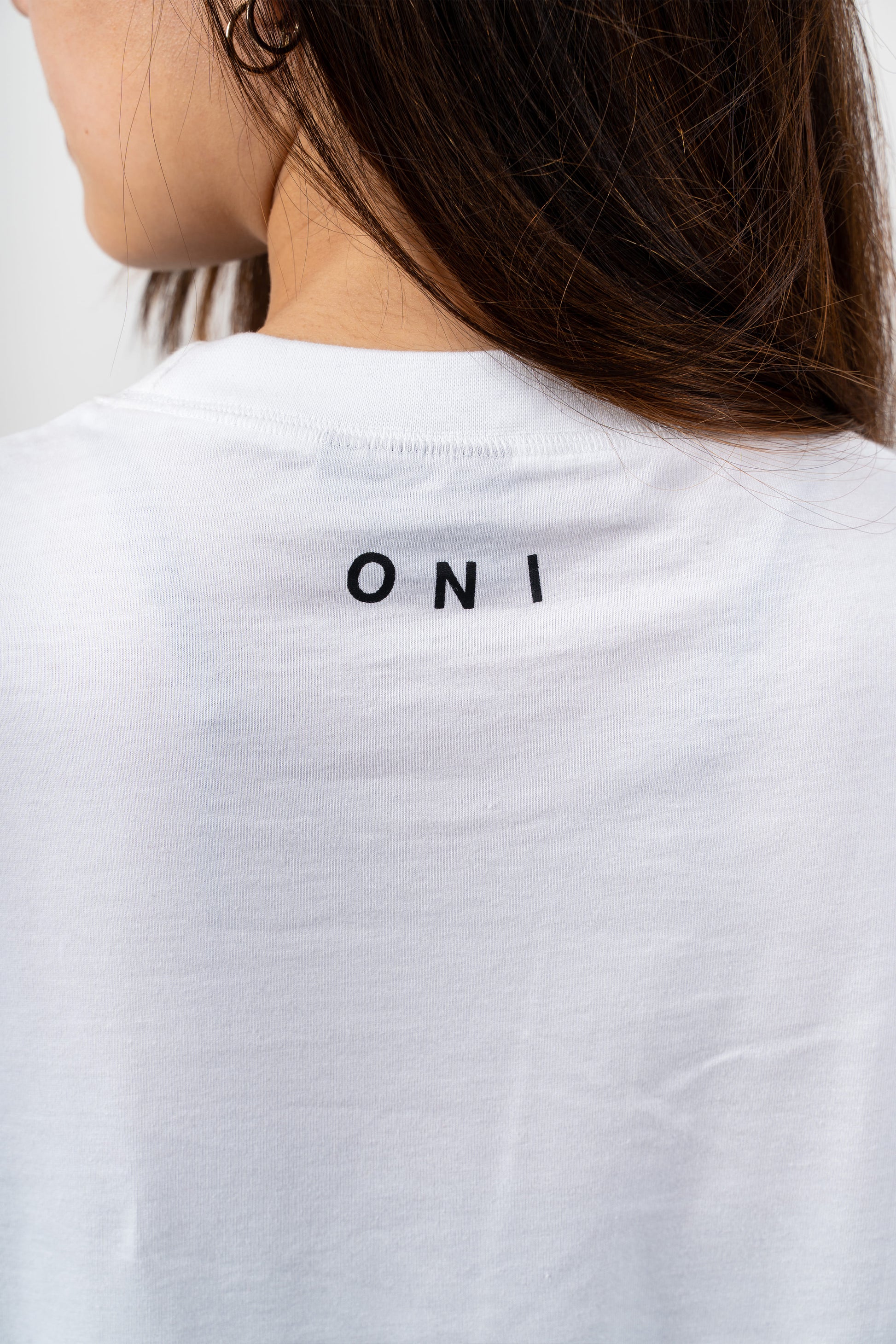 Zoom sur logo Oni tee shirt Raku blanc et noir
